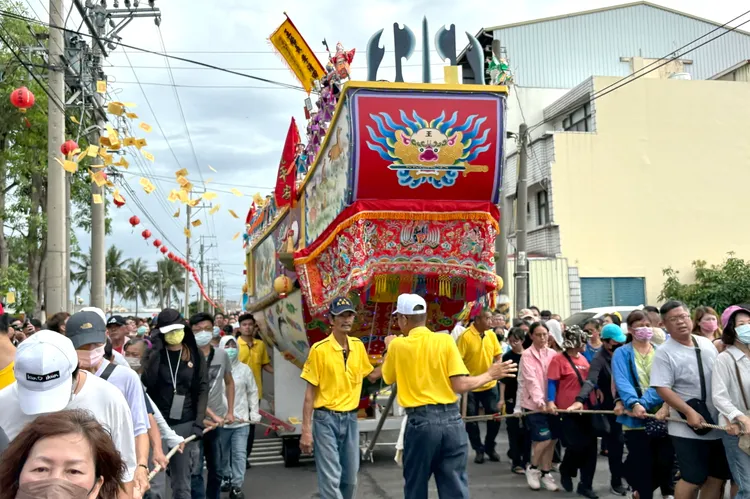 千人拉船「陸上行舟」。王志弘攝