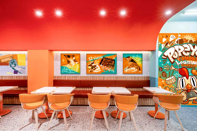 透過餐廳用餐空間設計，Popeyes®將秘製肯瓊香料醃漬12小時、手工20次裏製粉漿等製作過程完整呈現。業者提供