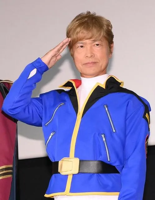 古谷徹穿《機動戰士鋼彈》阿姆羅‧雷的服裝。翻攝《每日體育》