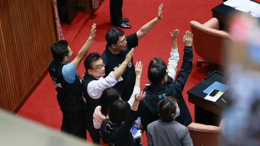 立法院院會「舉手表決」違反程序正義？議事規則這樣寫