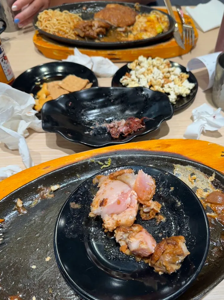 雞肉沒煮熟。投訴人提供