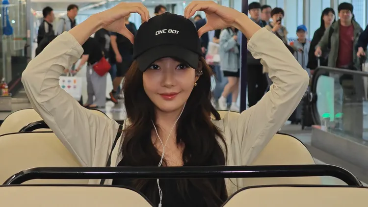朴敏英坐在桃園機場高爾夫接駁車上比起大大的耳朵愛心。ONE BOY提供
