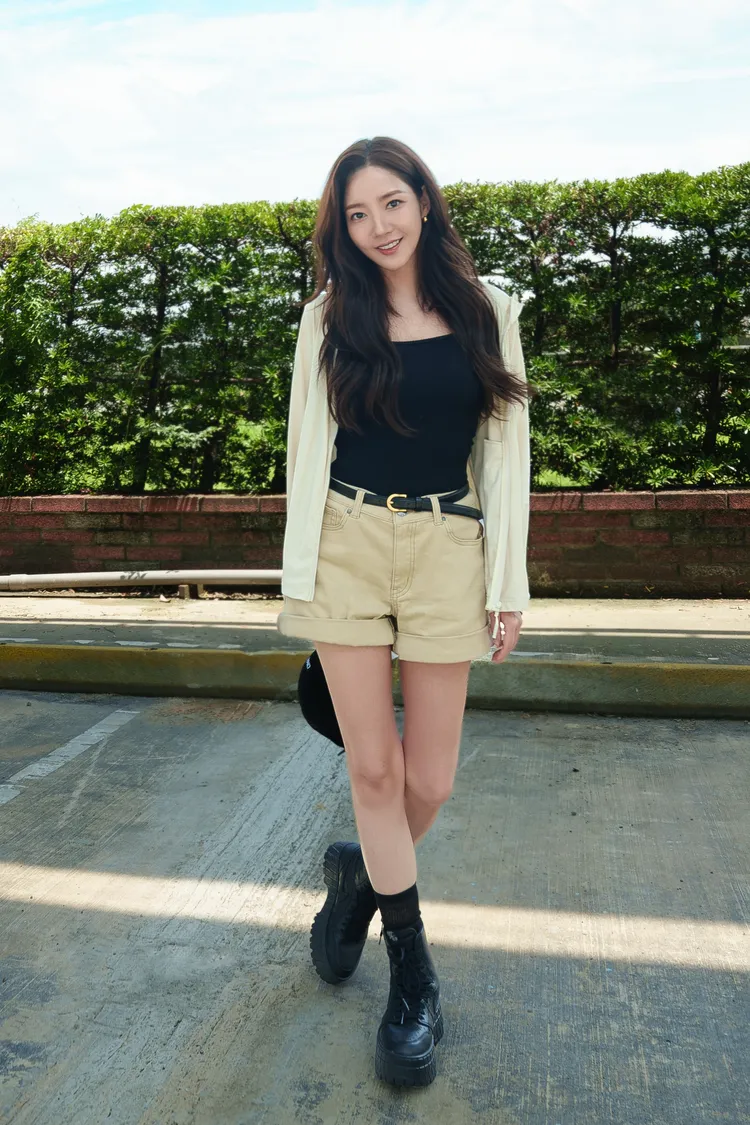 韓國女神朴敏英昨抵台，在桃園機場寰宇商務中心花圃前拍攝宣傳照。ONE BOY提供