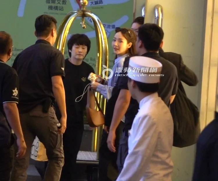 韓星「金秘書」朴敏英下車，準備走VIP通道進飯店。特勤中心攝