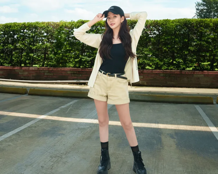 韓星「金秘書」朴敏英戴著ONE BOY棒球帽，穿上最新款奶油色冰鋒衣5.0配短褲。ONE BOY提供