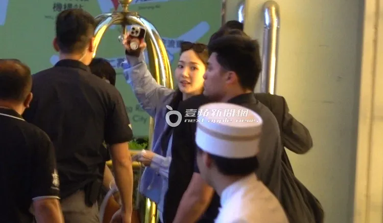 聽到粉絲高呼「歐膩」，朴敏英舉起手示意準備回眸一笑。特勤中心攝