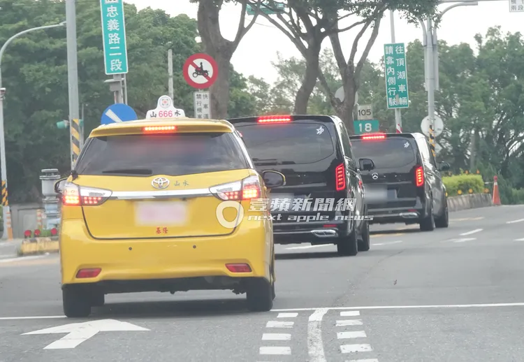 一路上粉絲包車跟在朴敏英保母車後。特勤中心攝