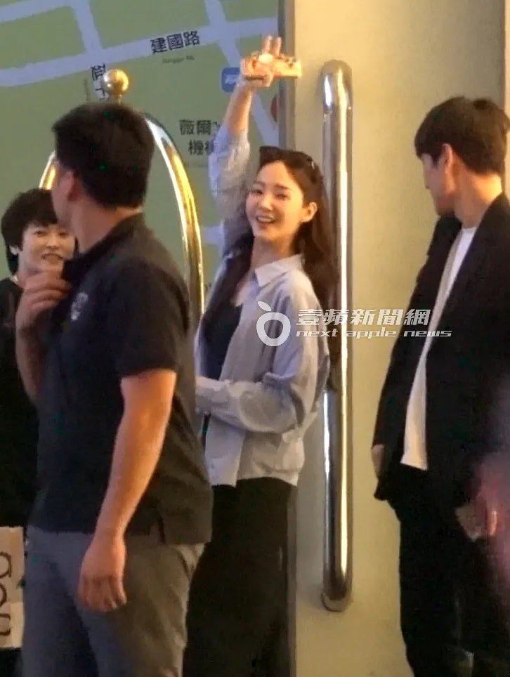 朴敏英開心的向熱情粉絲揮手示意。特勤中心攝