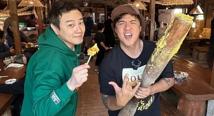 綠茶（左）和竇智孔體驗搗小米。八大提供