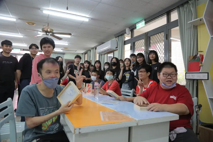 慢飛天使開心秀出手作成果。校方提供