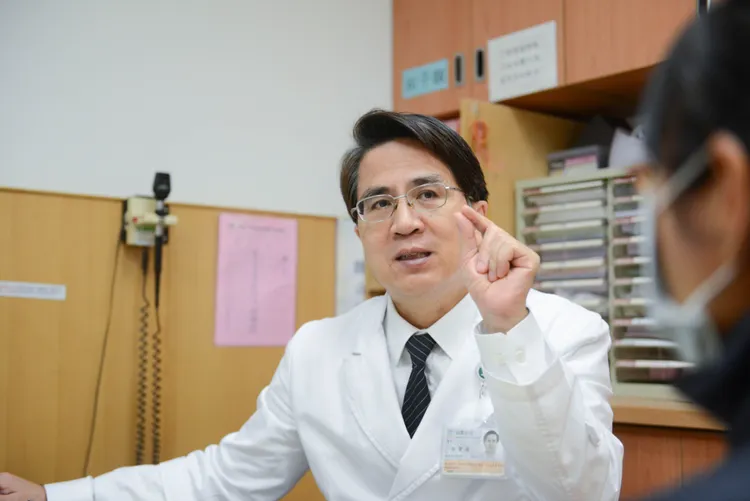 台北慈濟醫院主任徐賢達看診。台北慈濟醫院提供