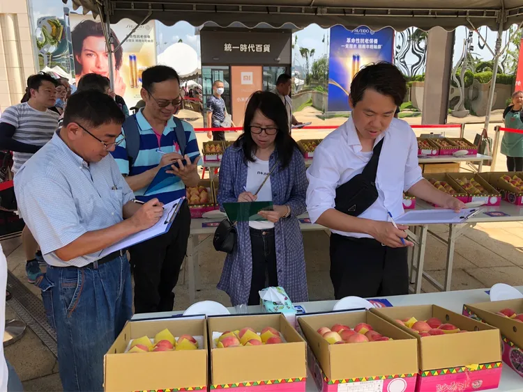 那瑪夏區公所5日舉辦水蜜桃評鑑會和公益拍賣。原民會提供