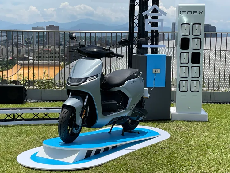 KYMCO S Techno是首款配備Ionex BMU電池計量模組的電動機車，使用兩顆可交換的Ionex電池，同時備有符合公規介面的充電接頭。林浩昇攝