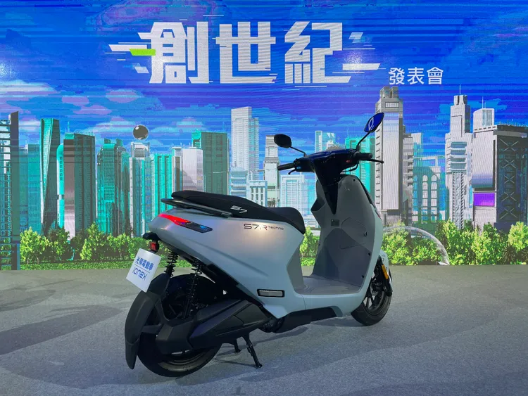 S Techno更是全球首款搭載Ionex最先進智慧車聯網功能的電動機車，配備遠端手機感應Keyless功能外，更能透過手機App進行多項車輛控制與個人化設定。林浩昇攝
