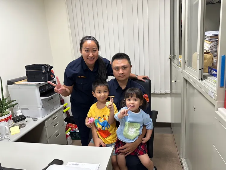 三重分局明星夫妻檔重陽所副所長潘宗麟與警員黃讚品，與有一子一女，幸福美滿安康。警方提供