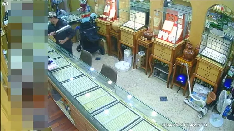 周嫌持球棒施暴，意圖行搶。翻攝畫面