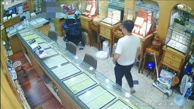 內埔分局楊姓偵查佐上班途經現場，聽聞店內有人高喊救命，立即入店查看。翻攝畫面