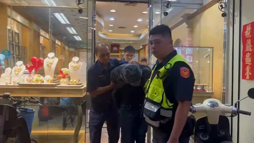 上班前就建功！屏東警銀樓遇球棒男搶劫　二話不說逮捕他