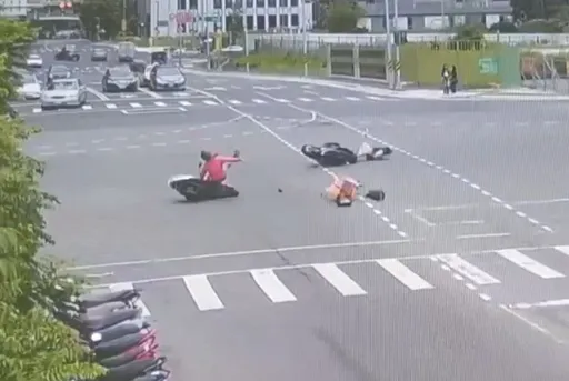 驚險畫面曝光!外送員搶快闖紅燈 撞倒女騎士釀2傷