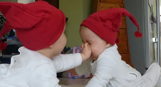 雙胞胎晚1天就變連體嬰!台大醫揭「寶寶腳踩臍帶套圈」驚險搶救過程