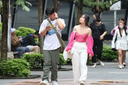 週末熱如夏!下週2波鋒面挾雨襲台 這2天恐「下探15℃」大降溫