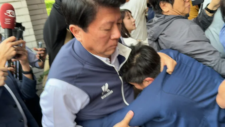 謝龍介和鍾佳濱近身肉搏。彭欣偉攝