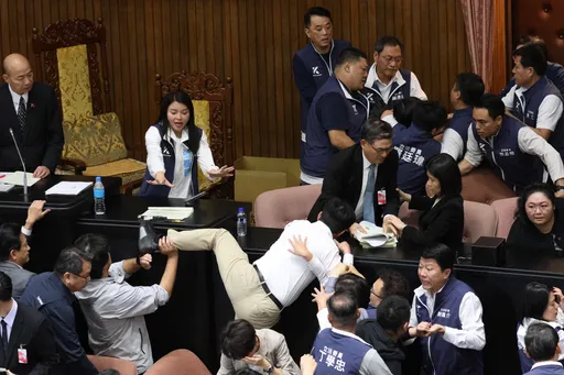 立院肉搏战!PTT好奇员工心里OS 网笑「议场变秀场」卖票会进去看