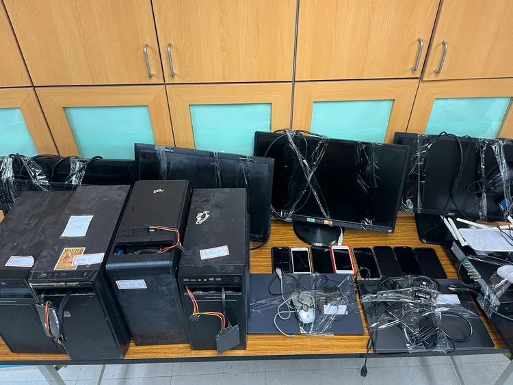 刑事局搗破詐騙集團老巢，查扣電腦、手機等證物。翻攝畫面