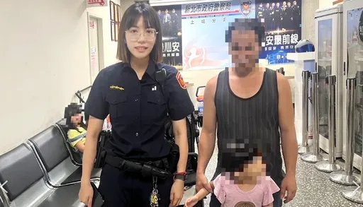 5岁童贪玩大热天偷溜出门 正妹女警暖心照顾助返家