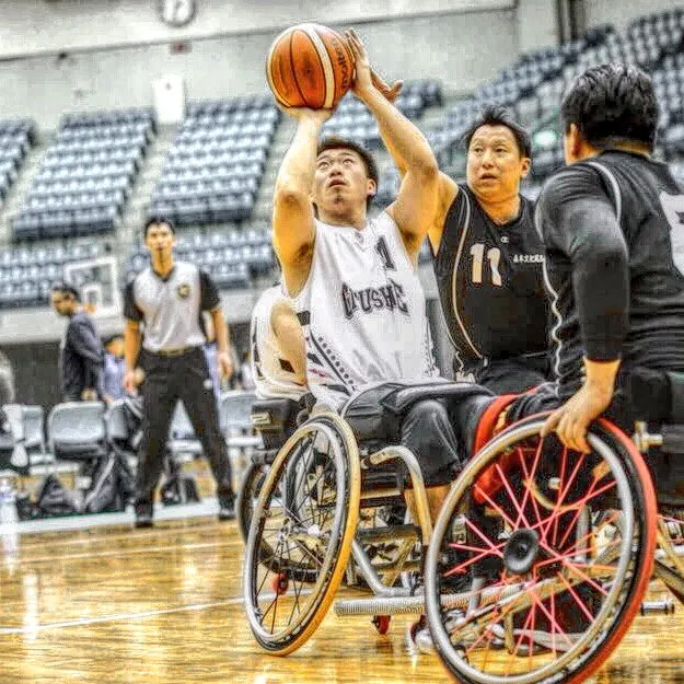 山田雄也（白衣者）挑戰輪椅籃球。翻攝自山田雄也X社群@yamada_yuya_03