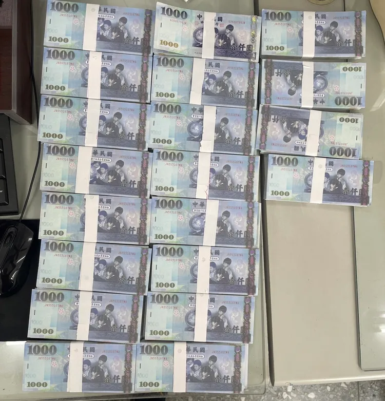 被害人帶著大批玩具鈔票去面交。民眾提供