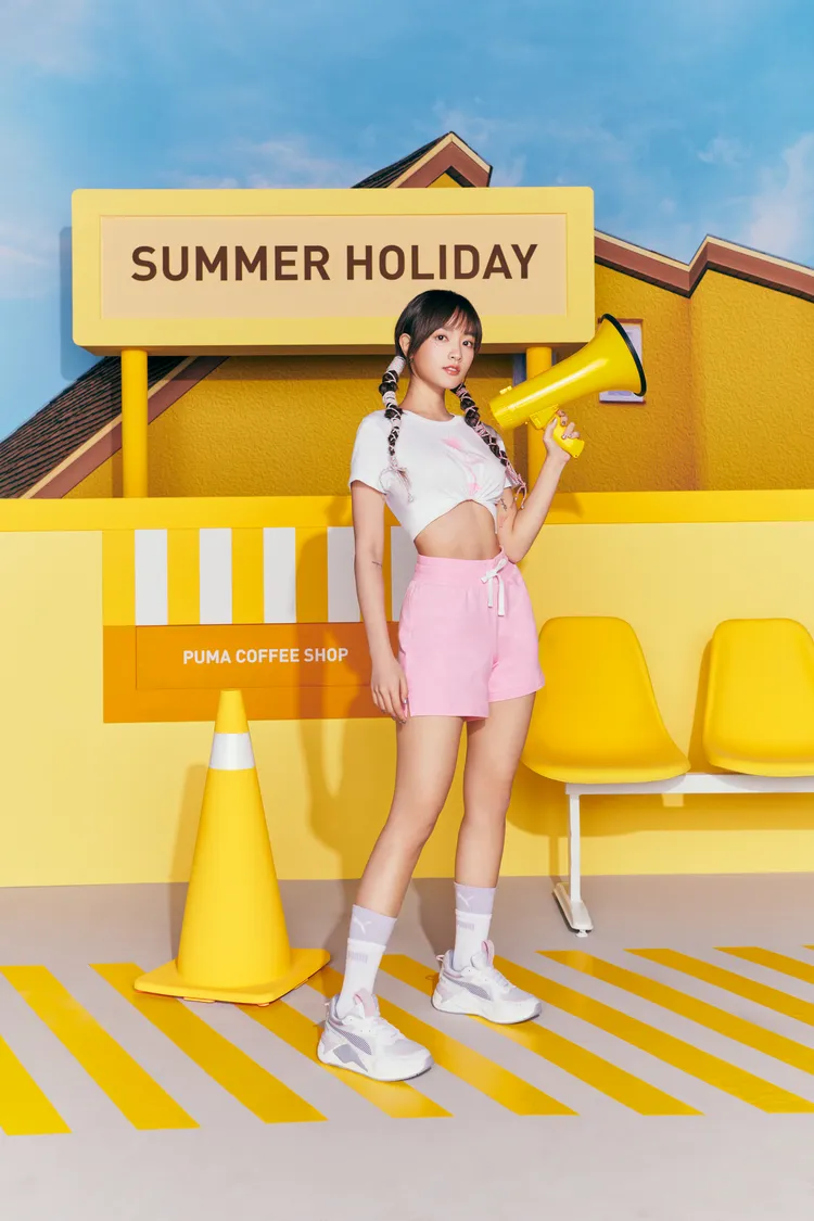 王淨將上衣向內反折打造高挑好比例。品牌提供