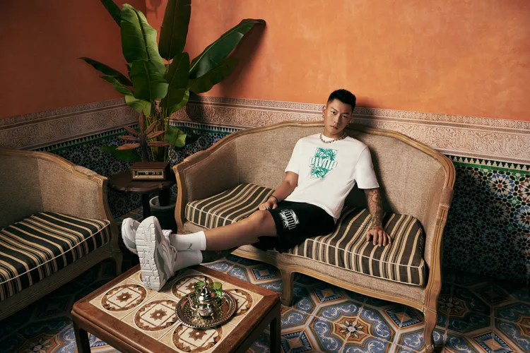 短褲左腿前側印有棕梠樹圖樣。品牌提供