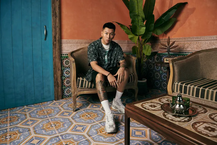 瘦子搭配New Prep印花短袖襯衫、Palm Resort 10吋短褲。品牌提供