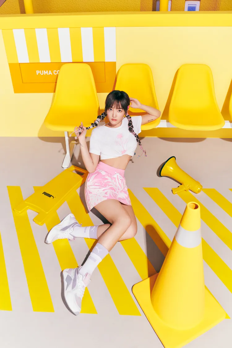 王淨以粉色系穿搭展現活力。品牌提供