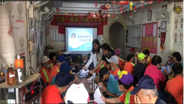 鄭淑文與長輩們互動。桃園療養院提供