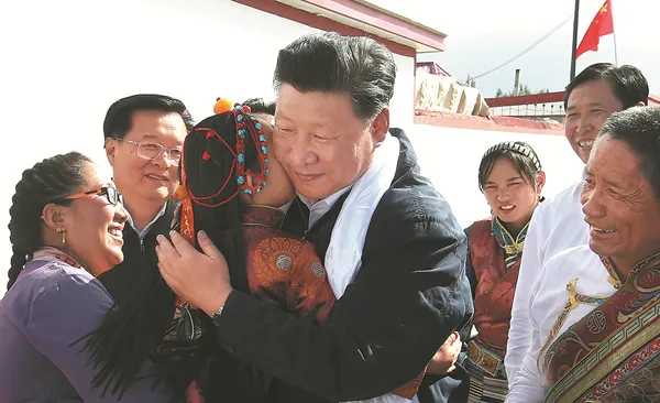 中國國家主席習近平（中）過去極少出現擁抱的畫面。圖為西藏小女孩擁抱習近平。翻攝CCTV