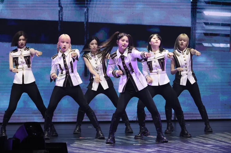 NMIXX把大學搬來台灣，又唱又挑選熱舞社成員。彭欣偉攝