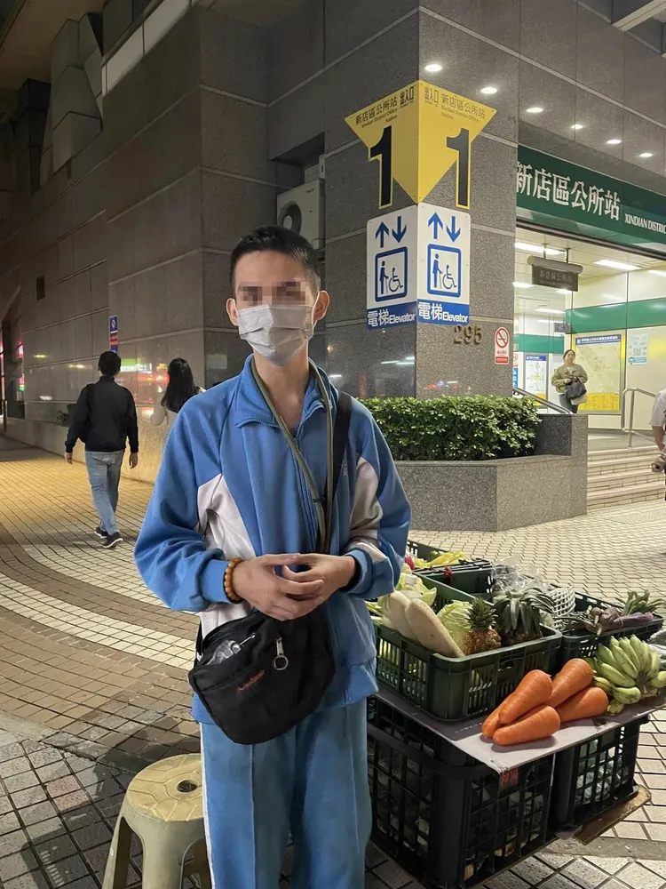 一名網友看到一名高中生下課就來陪著阿嬤賣菜，一路賣到晚上8點，坎坷身世曝光。翻攝《我們是新店人!! 好山好水，就是愛新店》社團