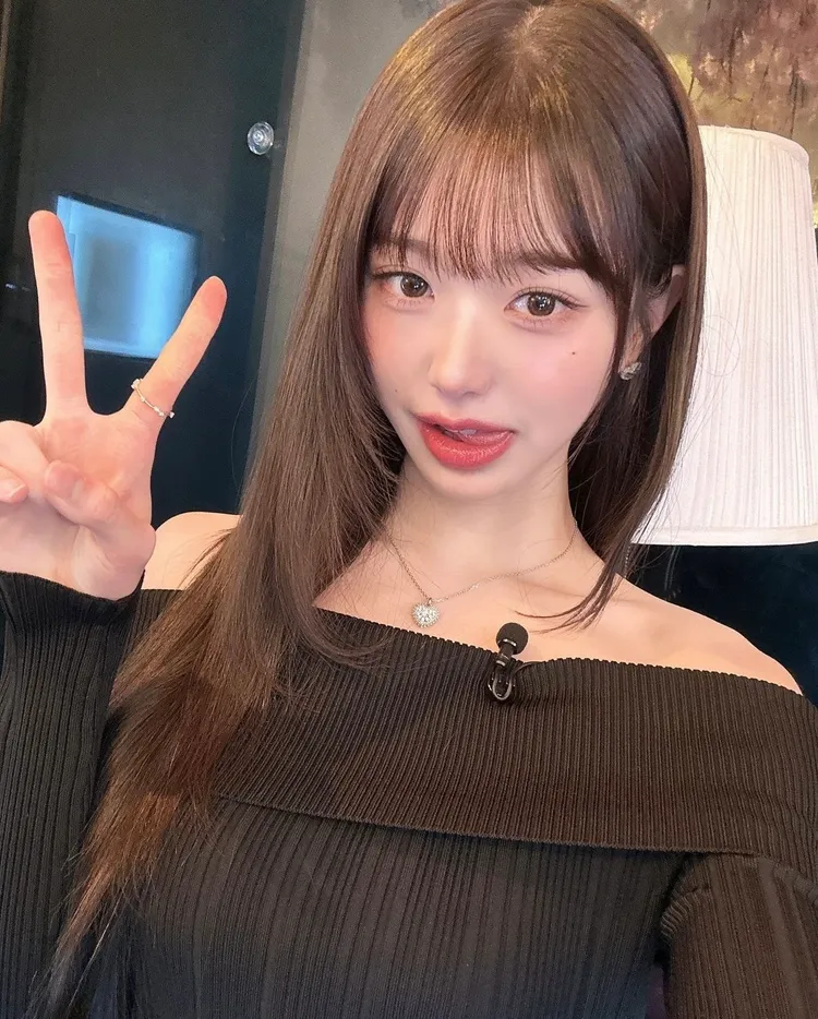 張員瑛以一字領上衣搭配SWAROVSKI的心型項鍊。翻攝ive_jwonyoung IG