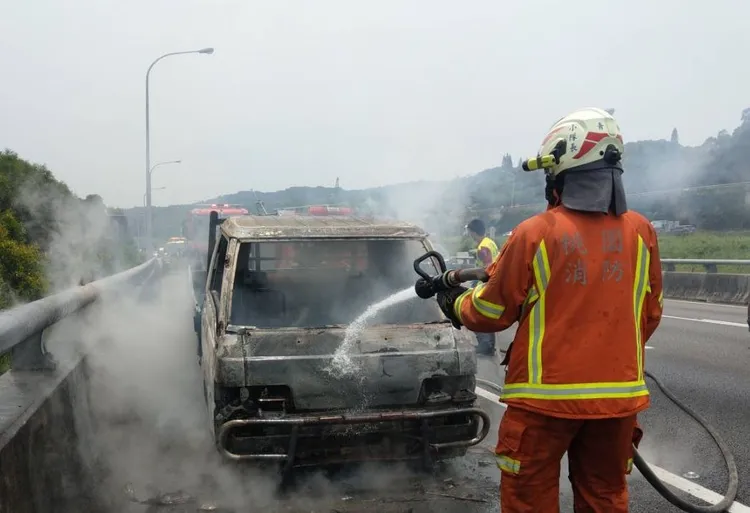 消防人員到場灌救。國道警方提供