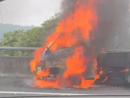 五楊高架林口段火燒車 7旬駕駛好機警!急停路肩逃一劫