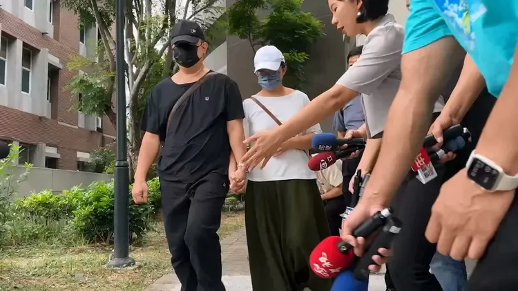 在中捷車廂砍傷2名乘客的洪姓護專生父母，出面向傷者及社會道歉。民眾提供