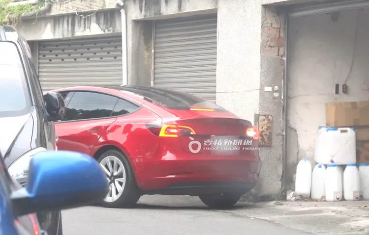 余祥銓錄影結束開著要價200萬的特斯拉Model 3電動車急返家。特勤中心攝