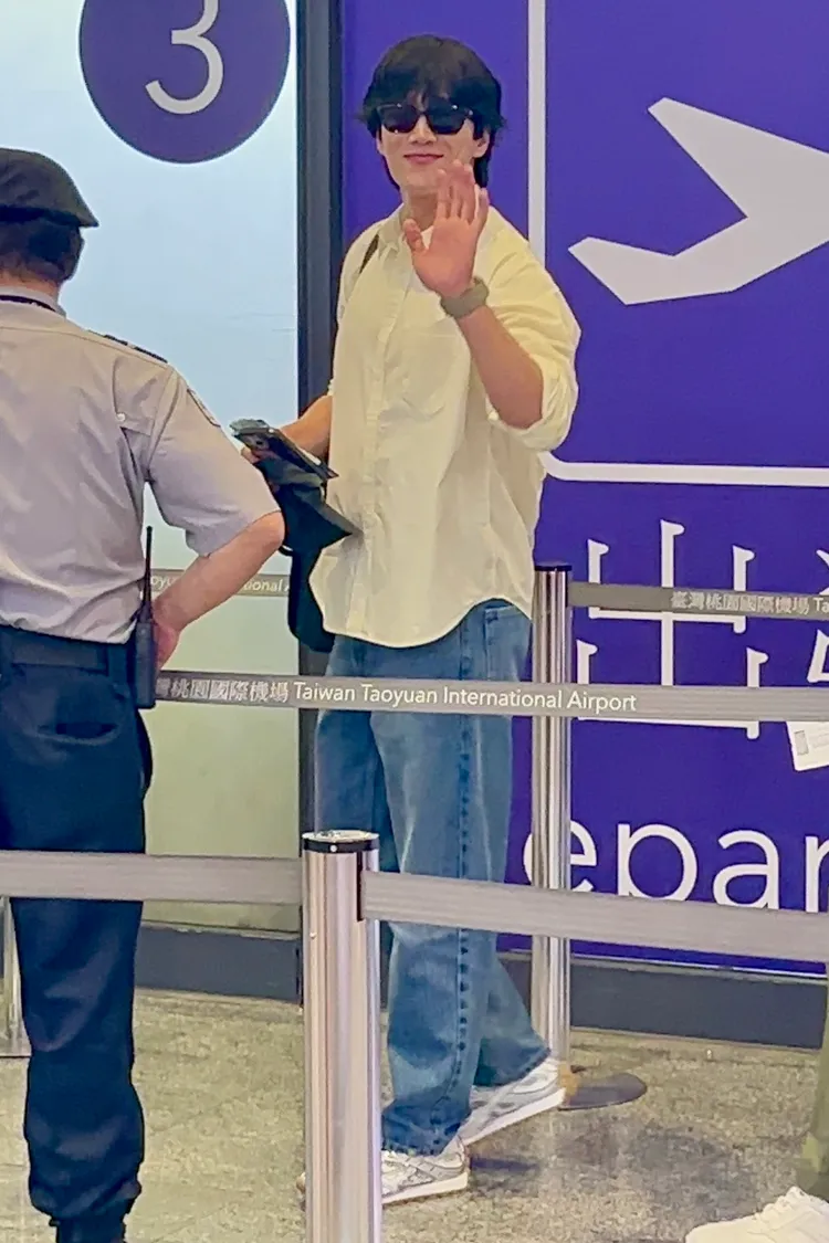 安普賢親切跟粉絲道別。特勤中心攝