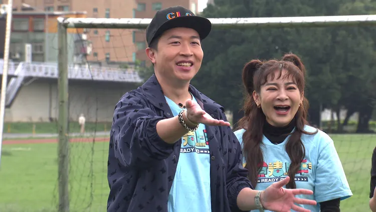 張立東（左）被虧是負心漢，王彩樺一旁大笑。台視提供