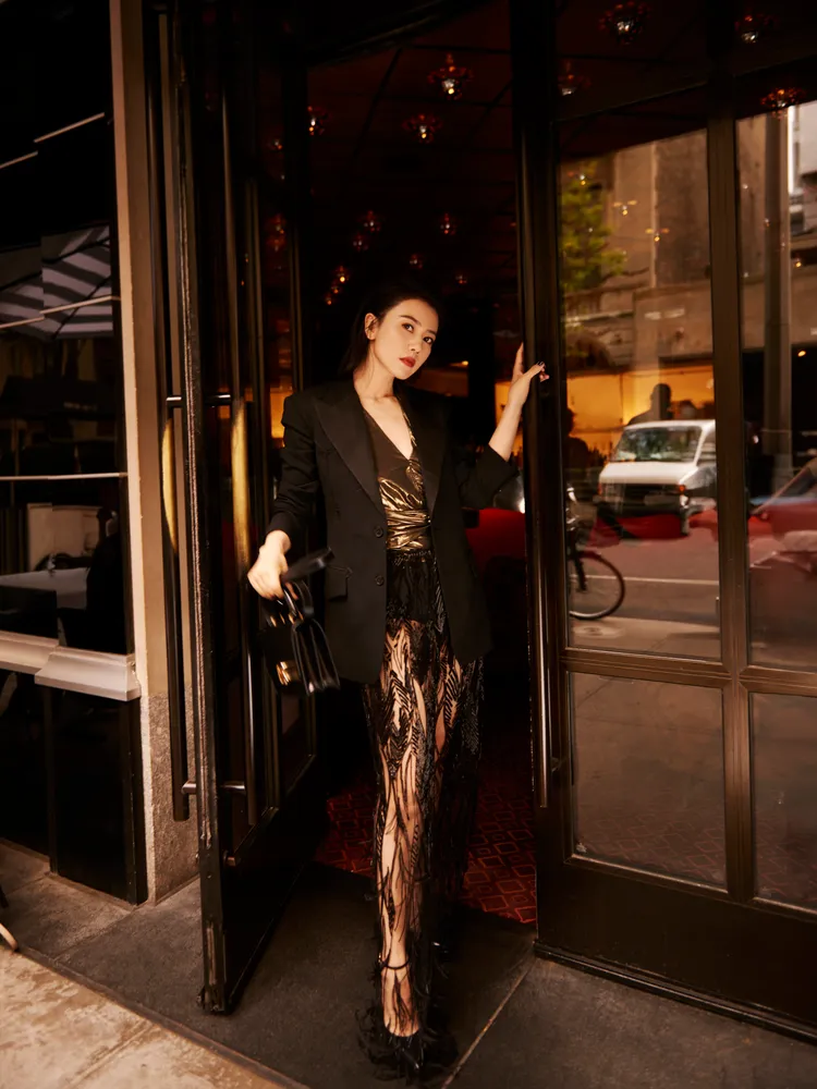 高圓圓穿著低胸金色上衣搭配充滿個性花紋的透膚單品。品牌提供