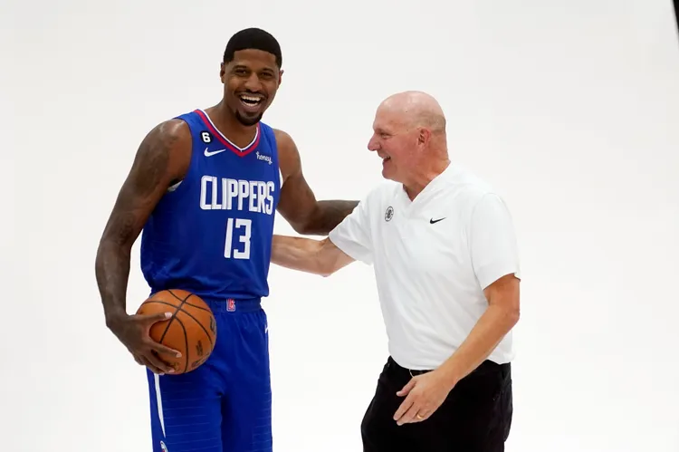 喬治(左)與快艇老闆伯勒(右)。美聯社