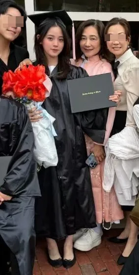 傅娟（右）出席歐陽娜娜的畢業典禮。翻攝天霖小紅書