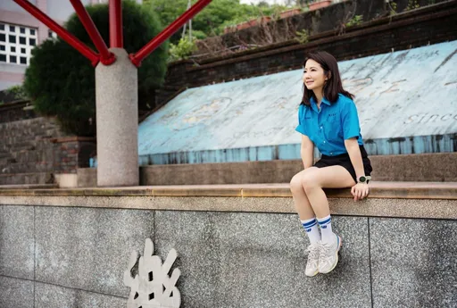 謝忻憶高中入學掀暴動！全校「2000男:22女」　每天一排男生列隊歡迎她